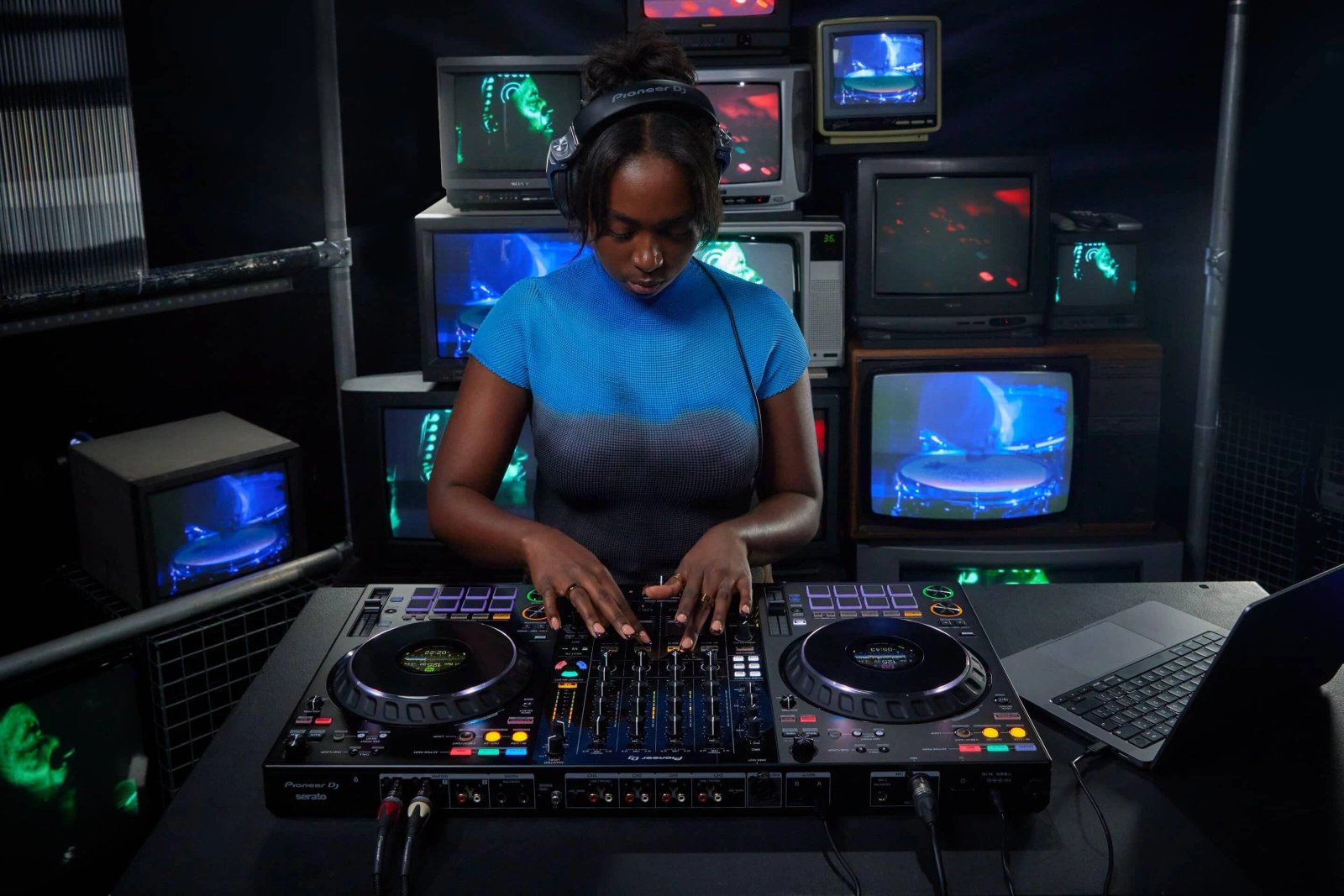 Pioneer DJ DDJ-FLX10 & DM-40D Bundle